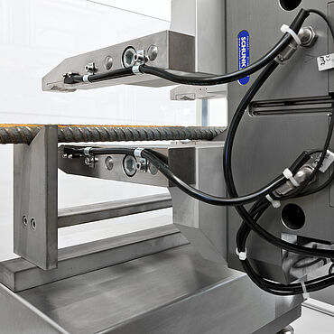 Misurazione automatica della lunghezza del provino durante test di trazione su acciaio per cemento armato secondo EN ISO 15630-1 /ASTM E488