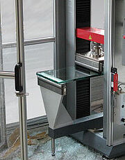 在ProLine试验机上对结构玻璃进行EN 1288-3标准的4点弯曲试验