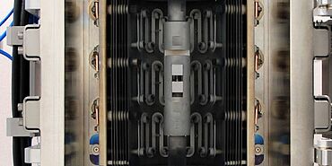 Load string with reversal cage