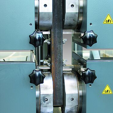 Specimen grips for tensile tests up to 2,500 kN