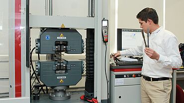 墨西哥大学使用400 kN大试验力材料试验机来测试钢材