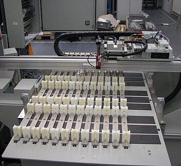 巴斯夫使用 roboTest L 自動化測試對塑料進行自動化拉伸測試