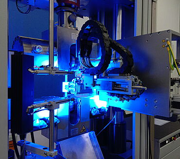 Uji tarik pada spesimen baja dengan ekstensometer laser