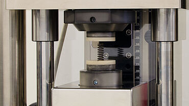 Máquina de ensayos de muelles - detalle del dispositivo de compresión