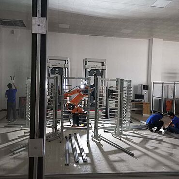 Instalação do sistema robotizado de ensaios roboTest R no laboratório de ensaio da Liuzhou Iron & Steel