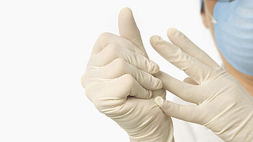Zkouška tahem pryžových rukavic podle ISO 11193-1, -2, ISO 37