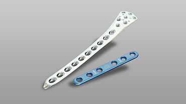 对金属骨板和固定装置进行弯曲试验，符合ASTM F382和ISO 9585标准（接骨板）