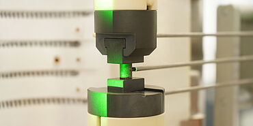 Load string for compression and flexure tests