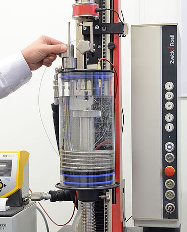 Kathetertest in vloeistofbad met een zwickiLine materiaaltestmachine