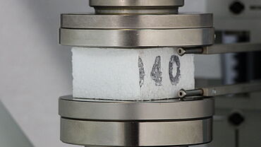 Prove di compressione su plastica cellulare rigida secondo ISO 844