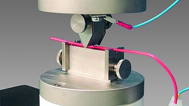 Essai de composants en plastique: Mesure de la résistance à l'entaille sur câbles électriques basse tension