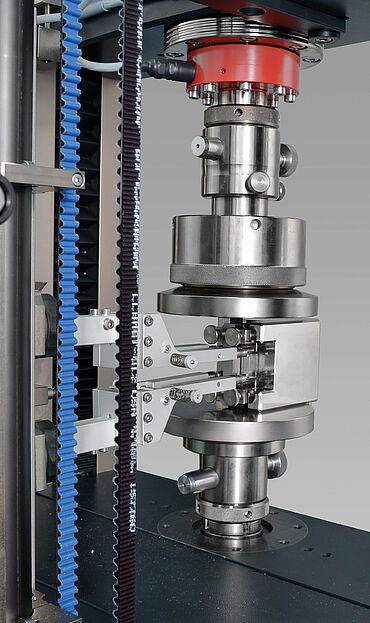 makroXtens Fühlerarm-Extensometer zur Dehnungsmessung nach ASTM D695 im End-Loading Compression Versuch