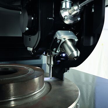 Hardness test on a brake disc with the DuraVision universal hardness tester - detailed view