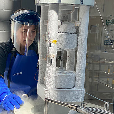 Werknemer voert tests uit bij cryogene temperaturen
