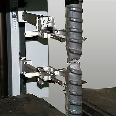 ISO 15630-1/ASTM E488:Ensayo de tracción en acero para el armado de hormigón con medición de la deformación por contacto