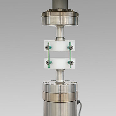 Preskusna tlačna/upogibna naprava za sisteme vijakov in palic za hrbtenico po ASTM F1717