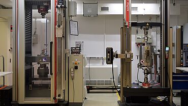 AllroundLine Standprüfmaschine (links) und Tischprüfmaschine (rechts) im mechanischen Prüflabor von CERN