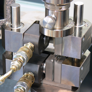 針對複合材料的油壓壓縮治具（HCCF ）用於測定長纖維增強複合材料的壓縮性能。